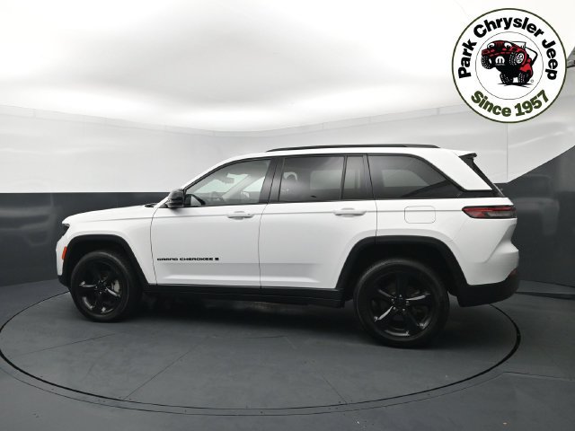Used 2023 Jeep Grand Cherokee Limited w/ Luxury Tech Group II AWD/4WD image 3