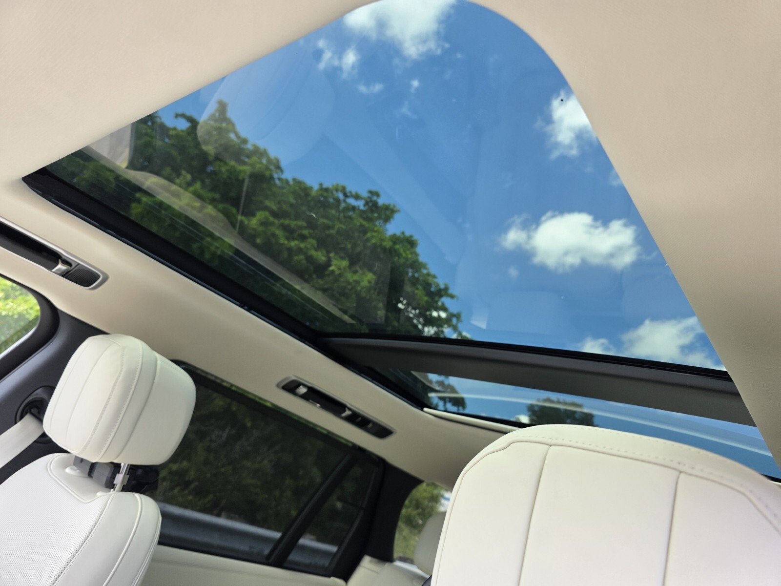 New 2027 Land Rover Range Rover Long Wheelbase SE AWD/4WD image 13