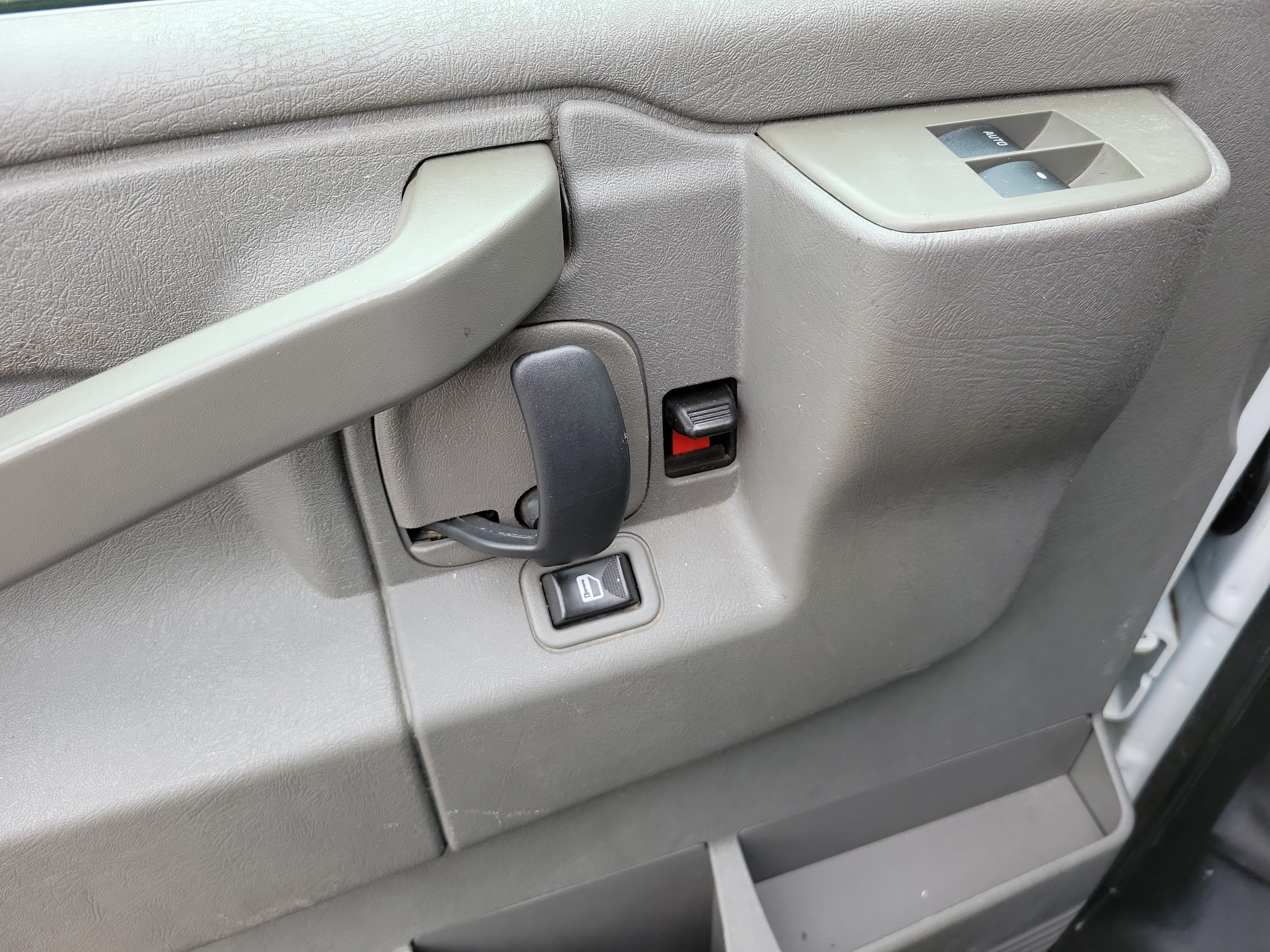 Used 2018 Chevrolet Express 2500 Extended RWD image 17