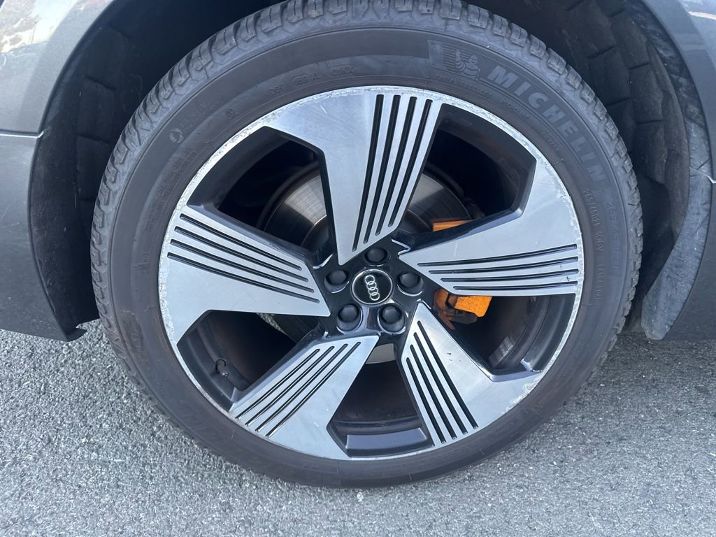 Used 2019 Audi e-tron Prestige w/ Prestige Package AWD/4WD image 6