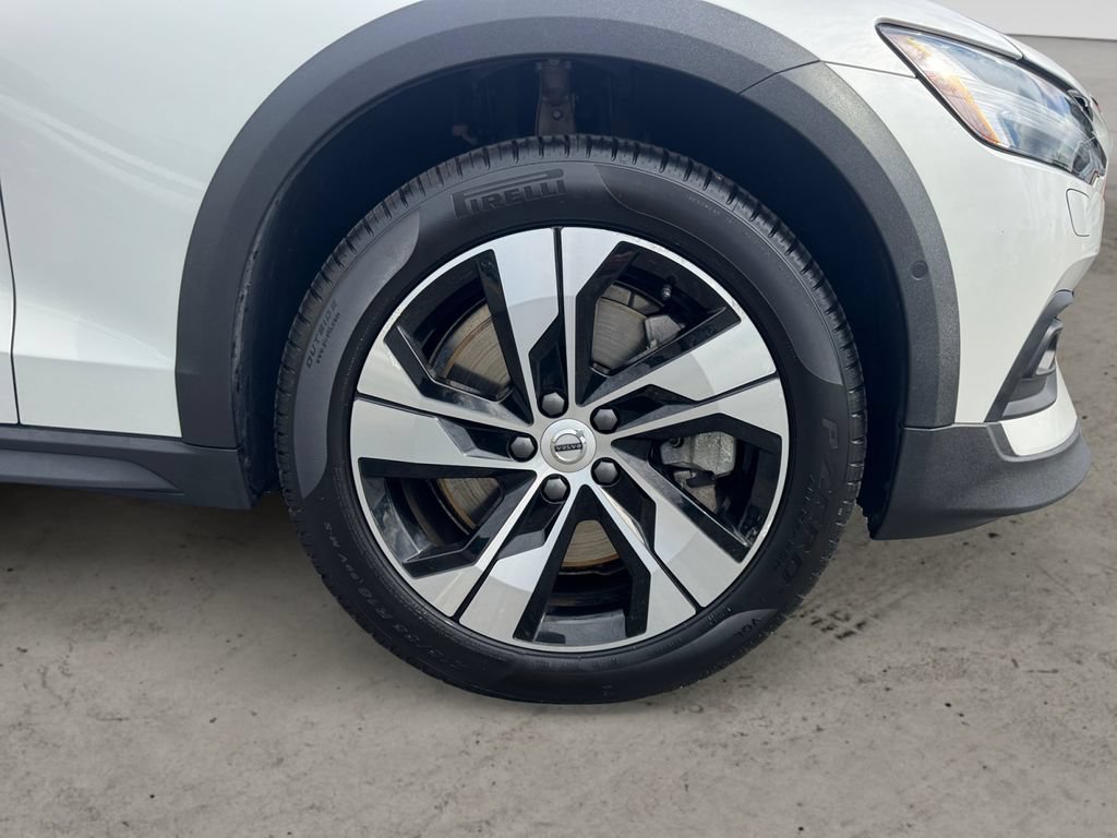 Certified 2025 Volvo V60 B5 Cross Country Plus AWD/4WD image 9