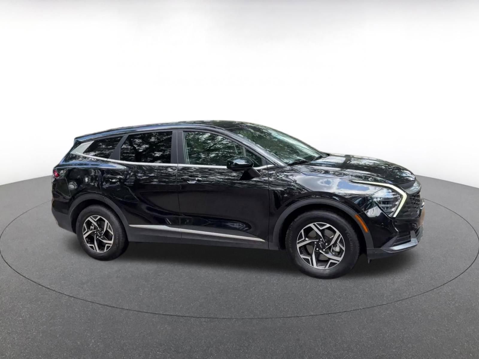 Used 2025 Kia Sportage LX FWD image 2