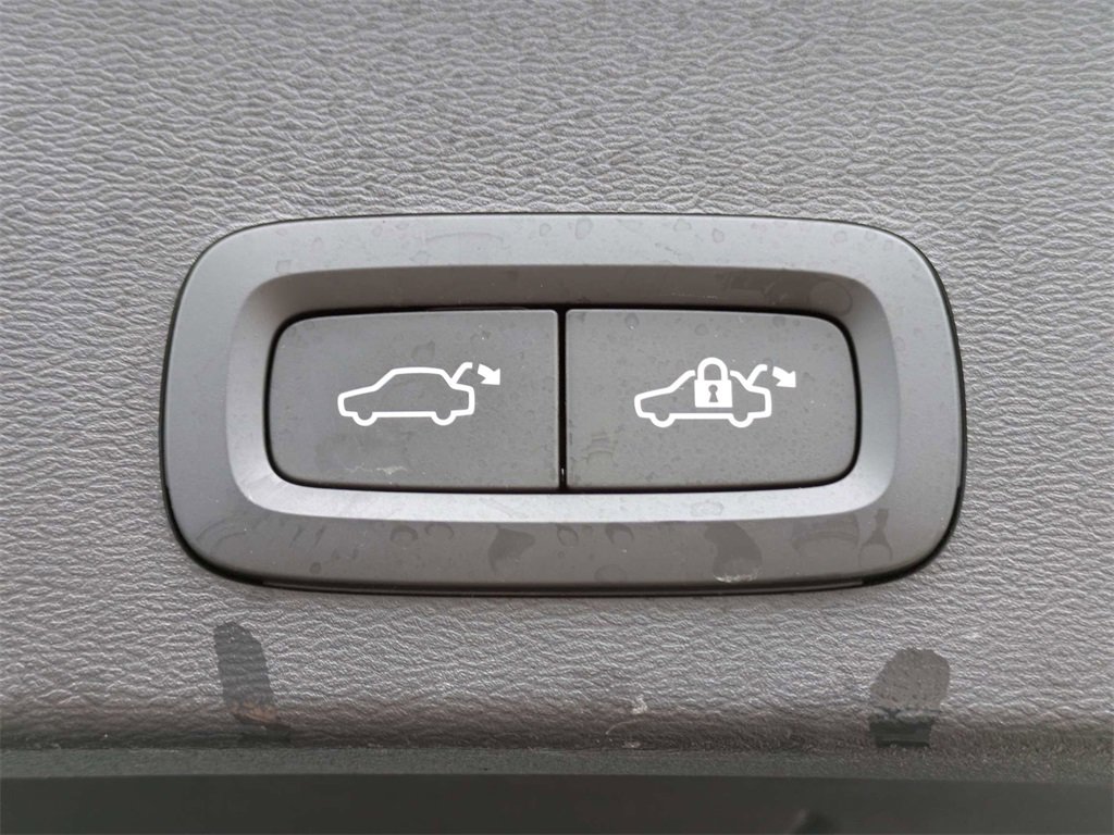 Used 2023 Volvo XC40 Recharge Core image 14