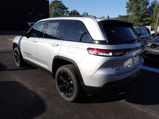 New 2025 Jeep Grand Cherokee Altitude image 2
