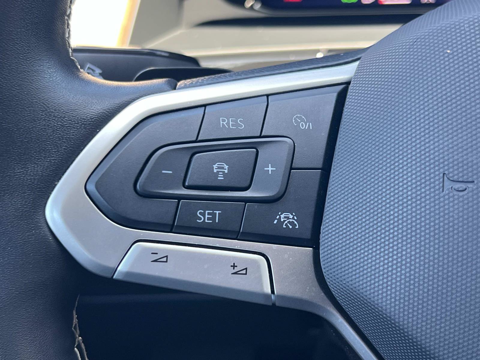 Certified 2025 Volkswagen Atlas SE FWD image 9
