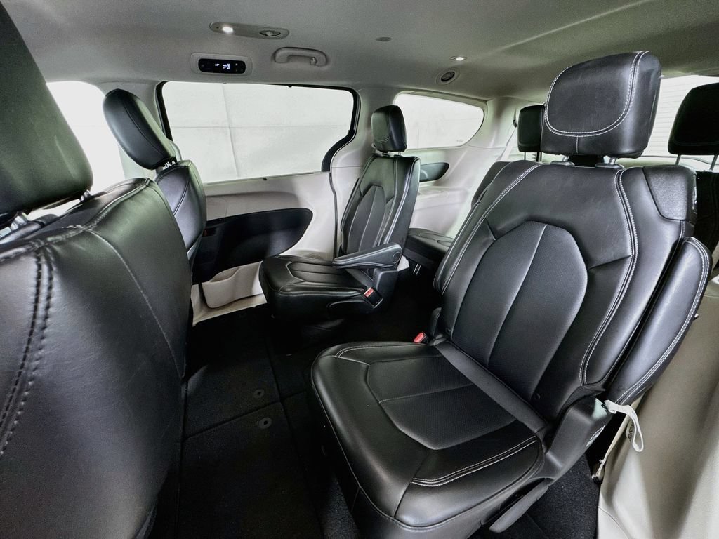 Used 2024 Chrysler Pacifica Touring-L FWD image 23