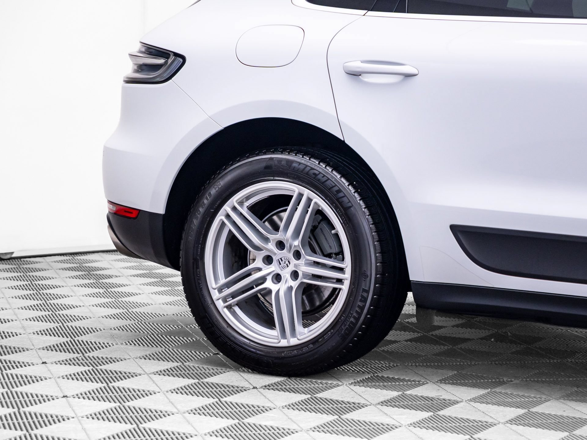 Certified 2021 Porsche Macan S AWD/4WD image 32