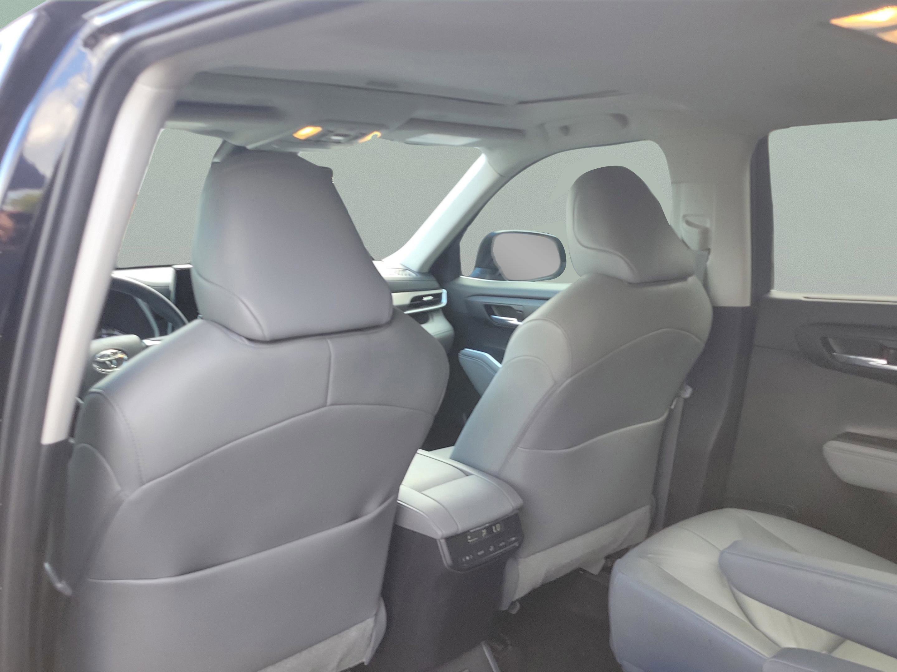 Used 2023 Toyota Highlander XLE image 7