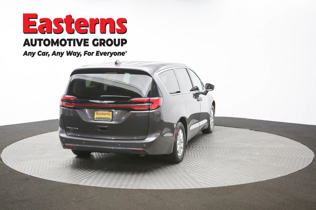 Used 2023 Chrysler Pacifica Touring-L image 38