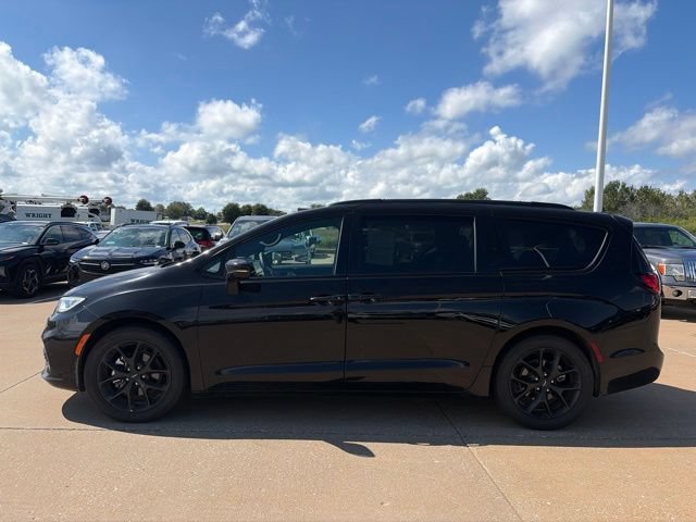Used 2025 Chrysler Pacifica Limited FWD image 6