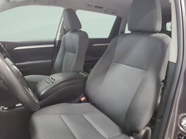 Used 2019 Toyota Highlander LE FWD image 17