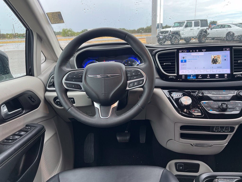 Used 2024 Chrysler Pacifica Touring-L FWD image 21