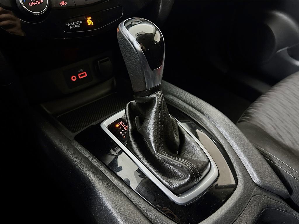 Used 2018 Nissan Rogue SV image 16