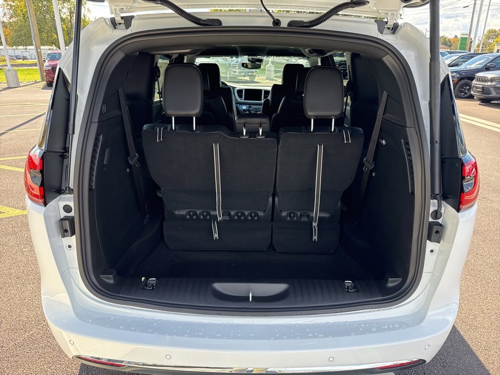 New 2026 Chrysler Pacifica Select image 14