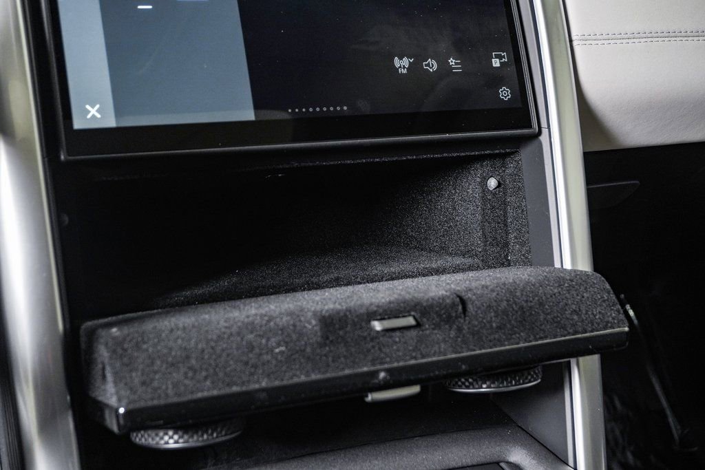Used 2025 Land Rover Discovery S image 26