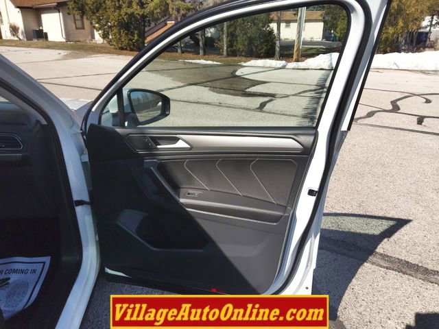 Used 2022 Volkswagen Tiguan SE AWD/4WD image 40