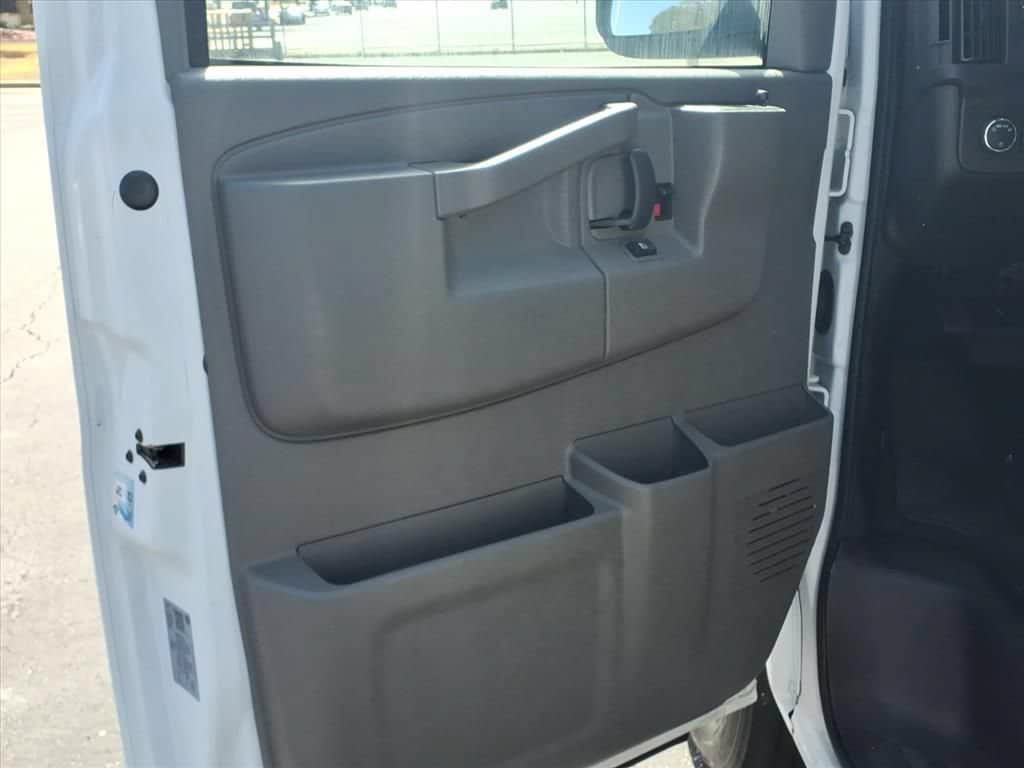 Used 2025 Chevrolet Express 3500 LT w/ LT Preferred Equipment Group RWD image 18
