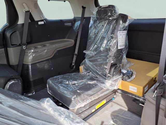 New 2026 Kia Carnival EX image 18