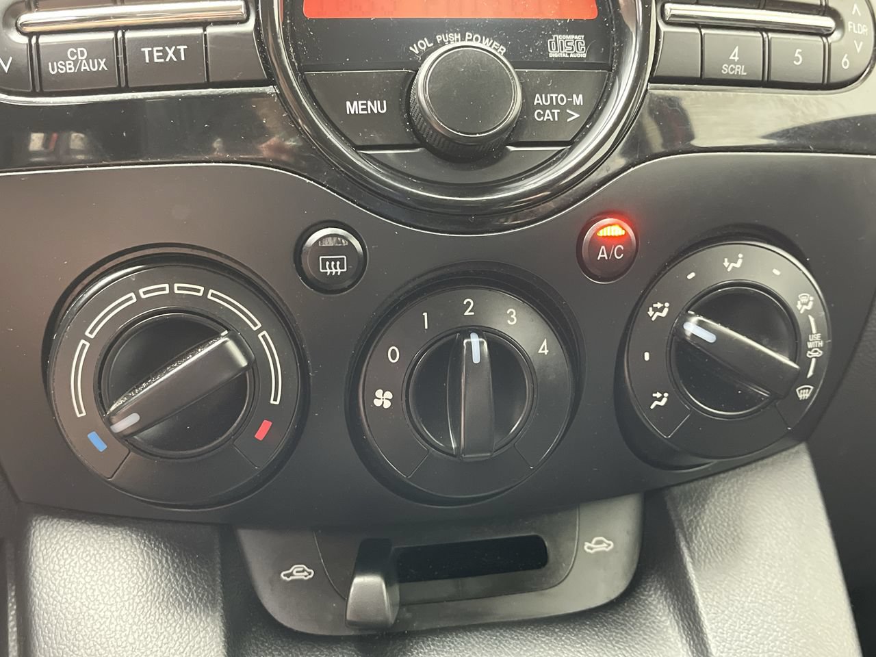 Used 2014 MAZDA MAZDA2 Sport FWD image 14