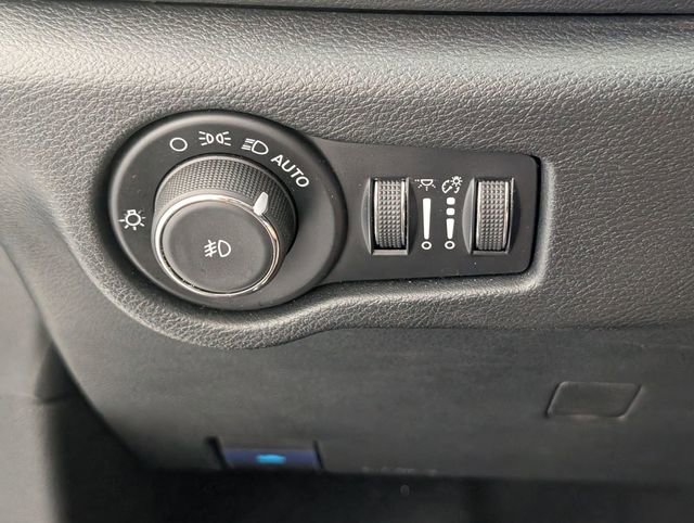 Used 2025 Chrysler Pacifica Select image 15