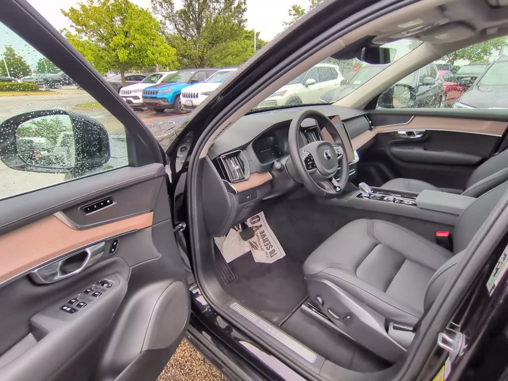 Used 2025 Volvo XC90 B5 Plus AWD/4WD image 28