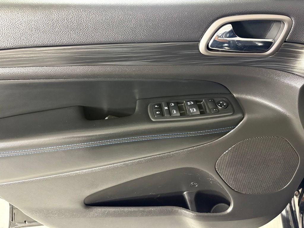 Used 2019 Jeep Grand Cherokee Laredo RWD image 23