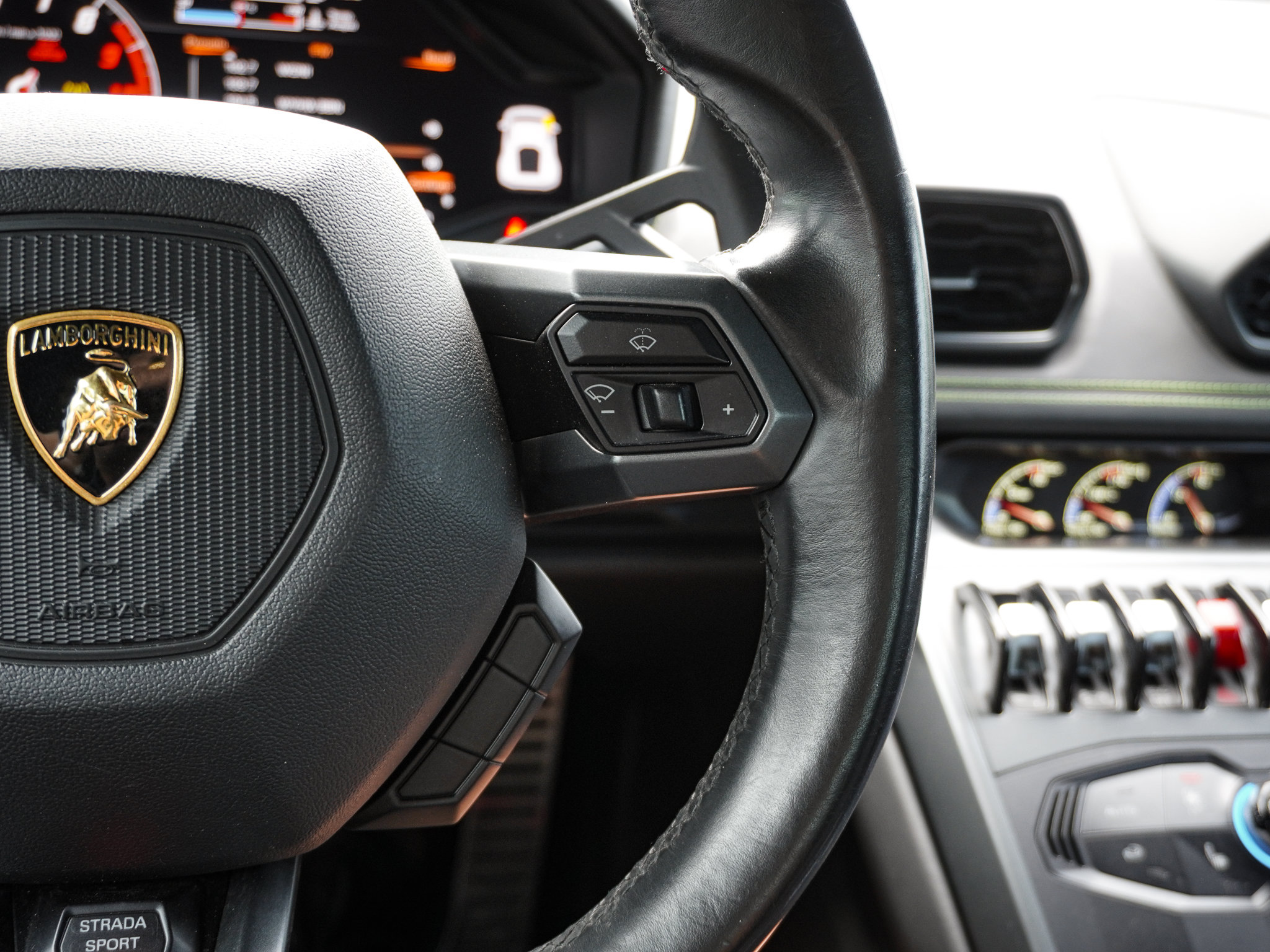 Used 2015 Lamborghini Huracan LP 610-4 AWD/4WD image 24