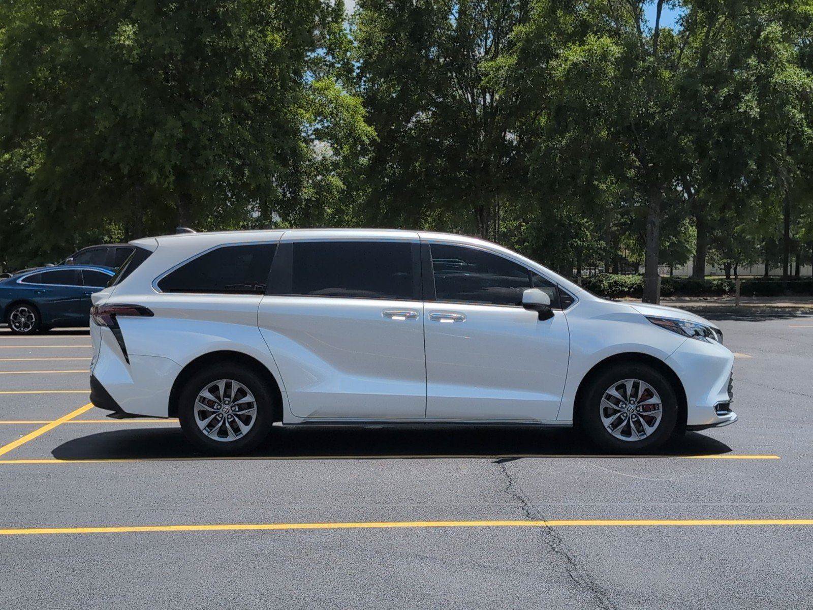 Used 2024 Toyota Sienna XLE FWD image 7