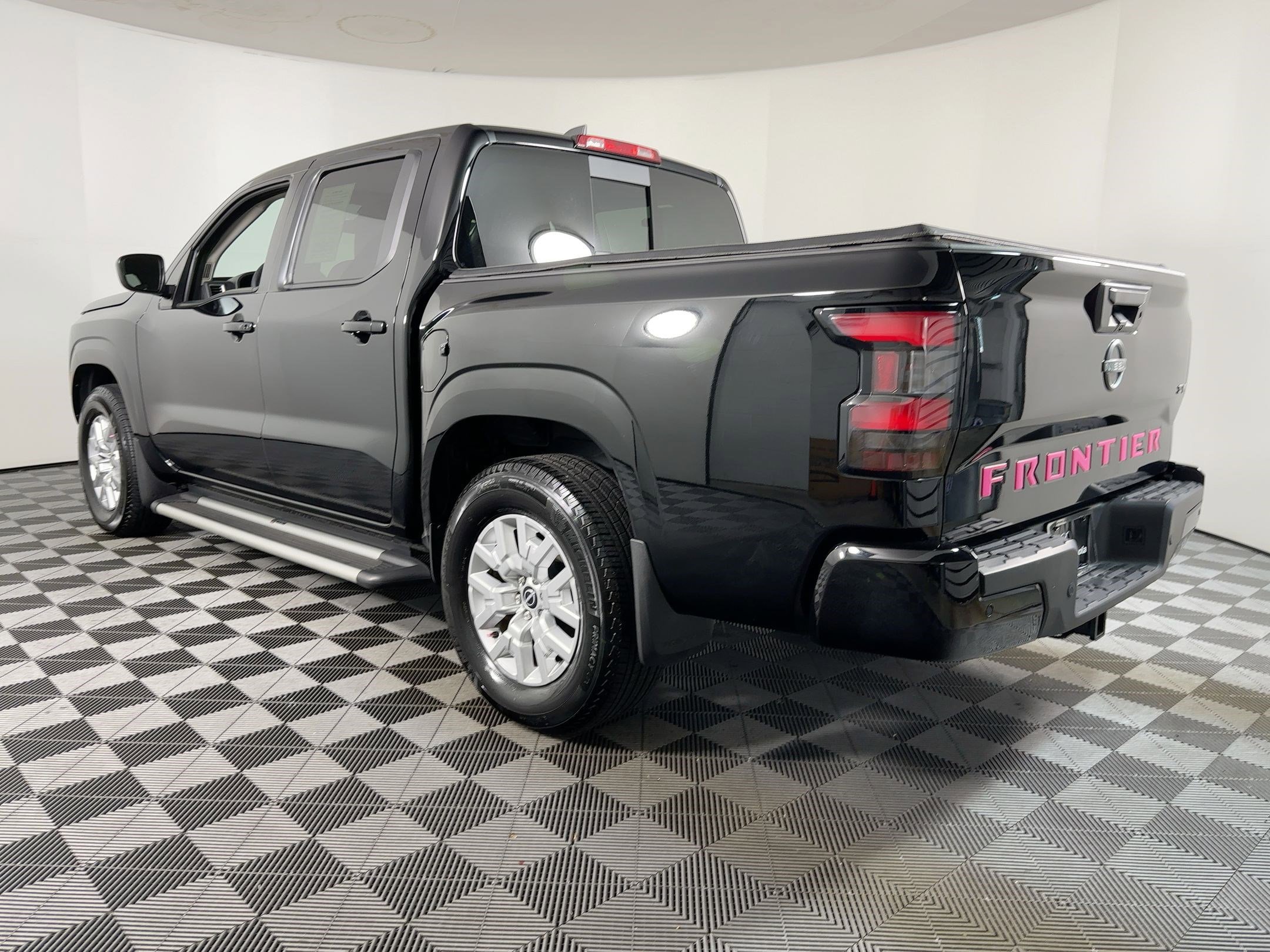 Used 2024 Nissan Frontier SV w/ SV Convenience Package image 3