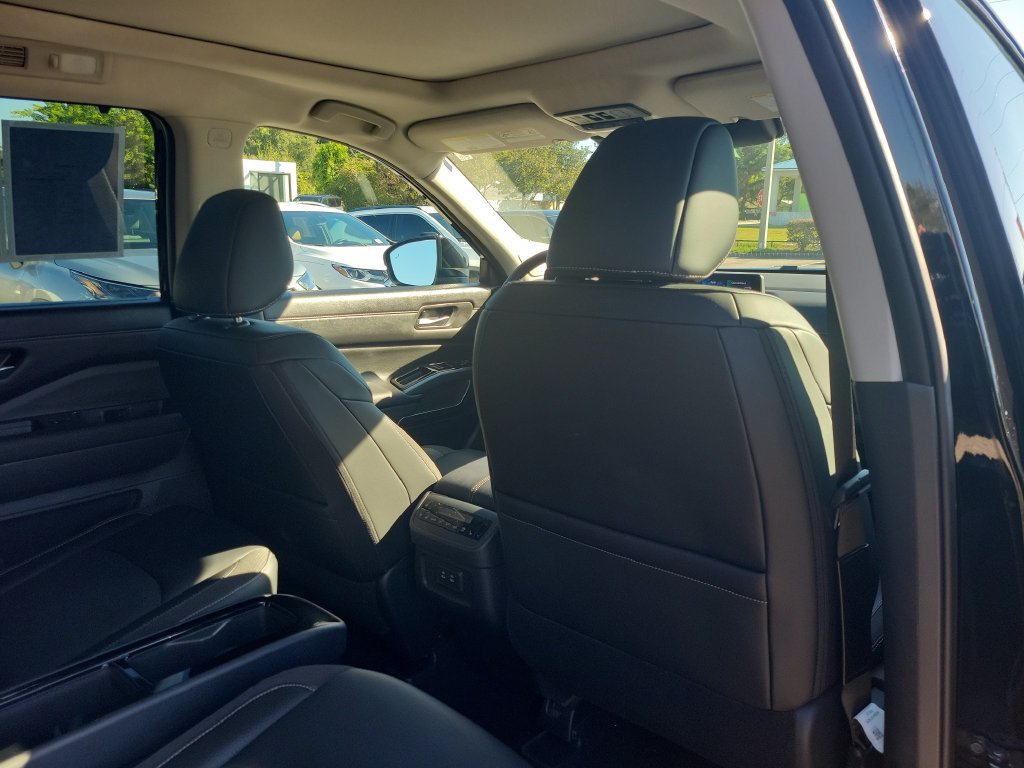 Used 2026 Nissan Pathfinder SL w/ SL Premium Package FWD image 9