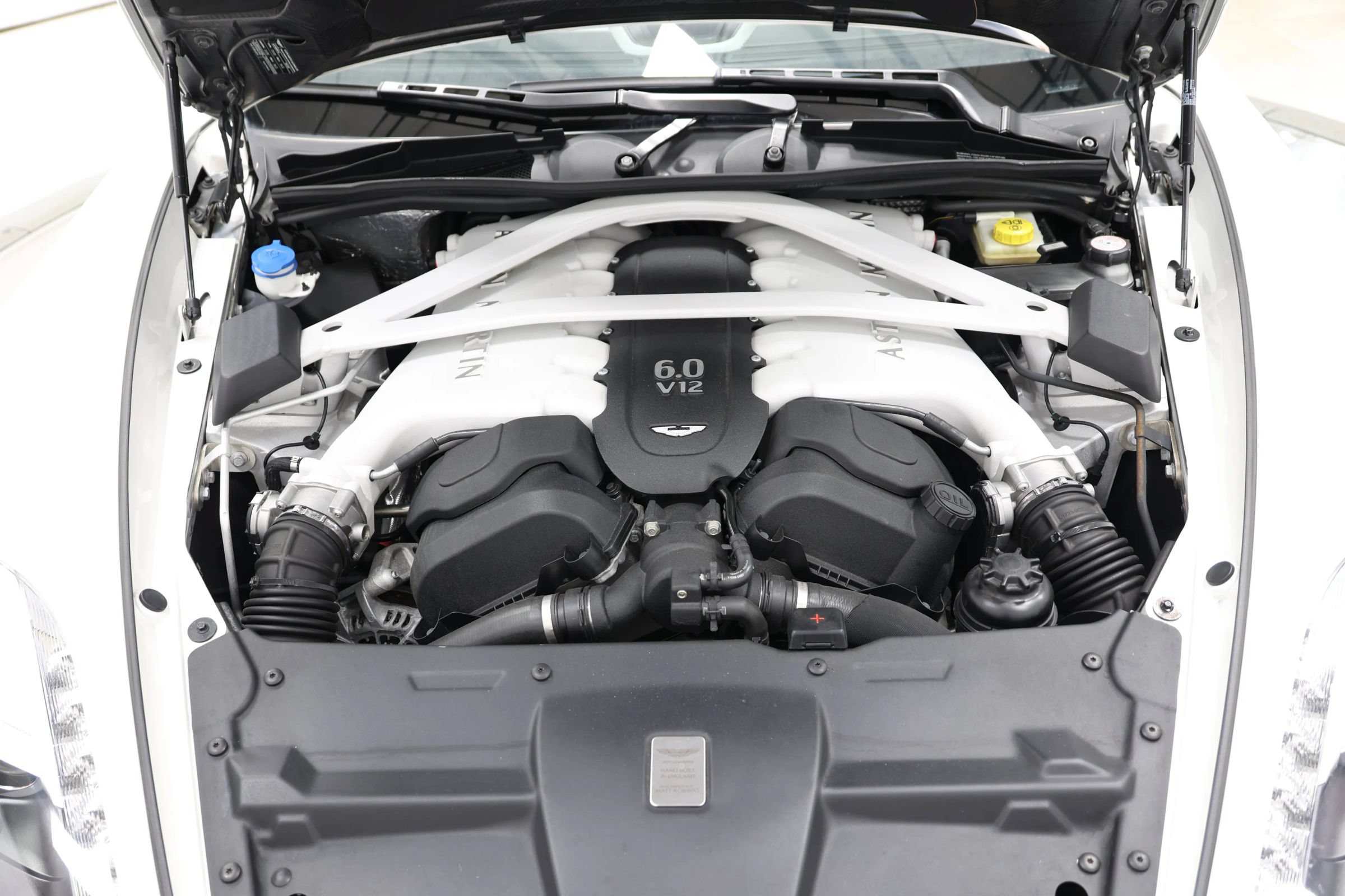 Used 2014 Aston Martin Vanquish Volante RWD image 97