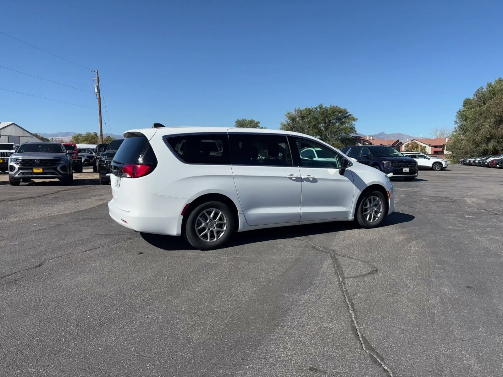 Used 2024 Chrysler Voyager LX FWD image 13