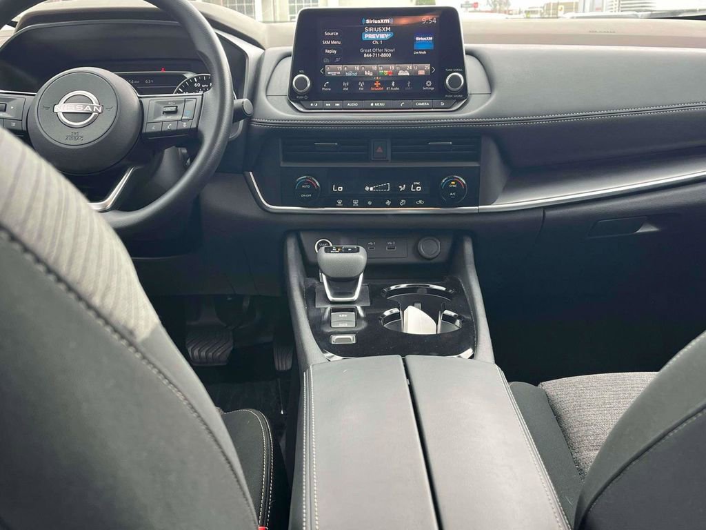 Used 2023 Nissan Rogue SV image 3