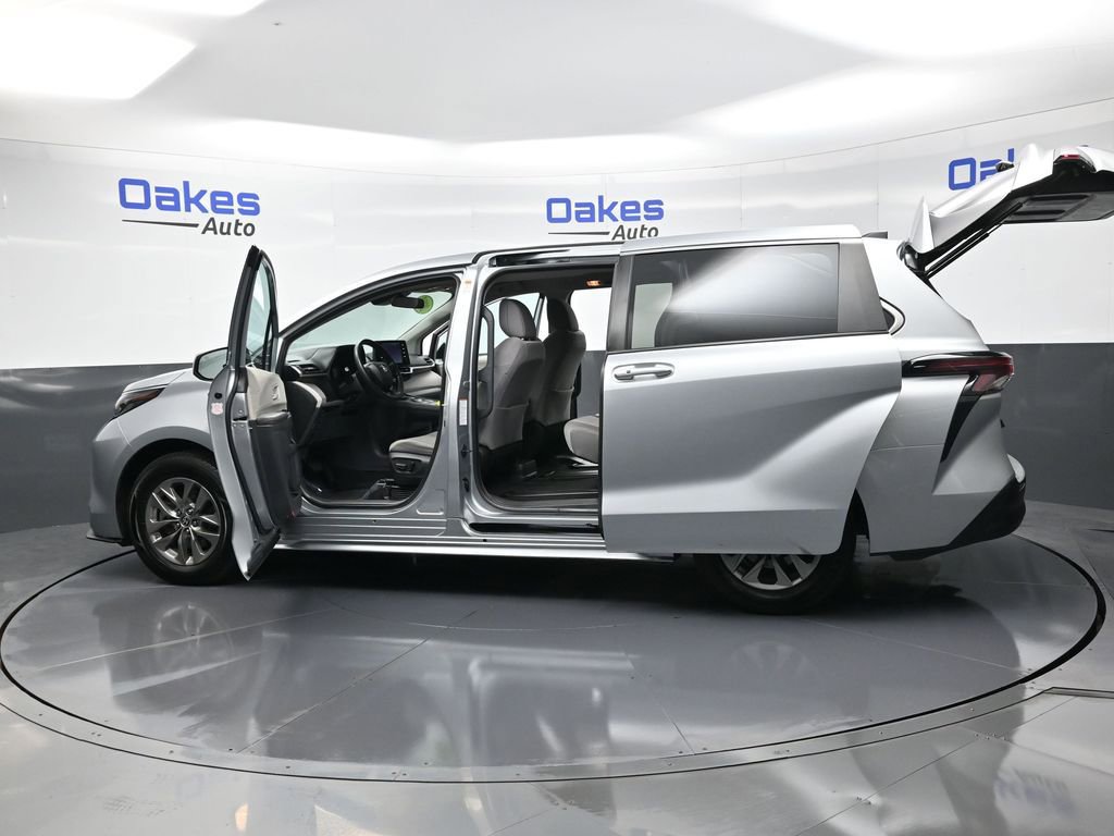 Used 2024 Toyota Sienna LE image 46