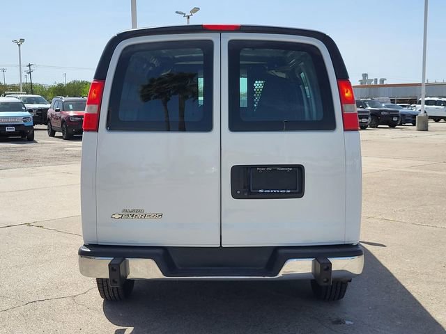 Used 2018 Chevrolet Express 2500 w/ Driver Convenience Package RWD image 16