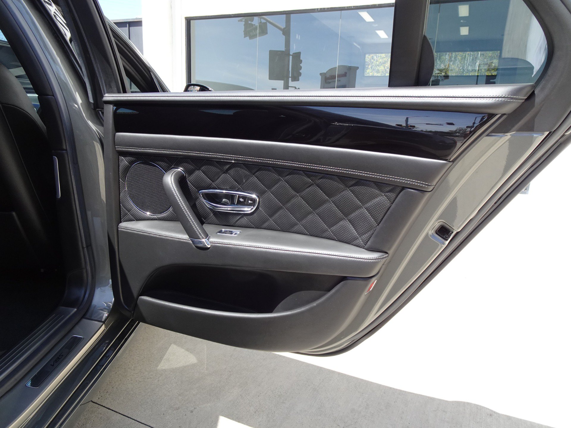 Used 2018 Bentley Flying Spur S V8 AWD/4WD image 16