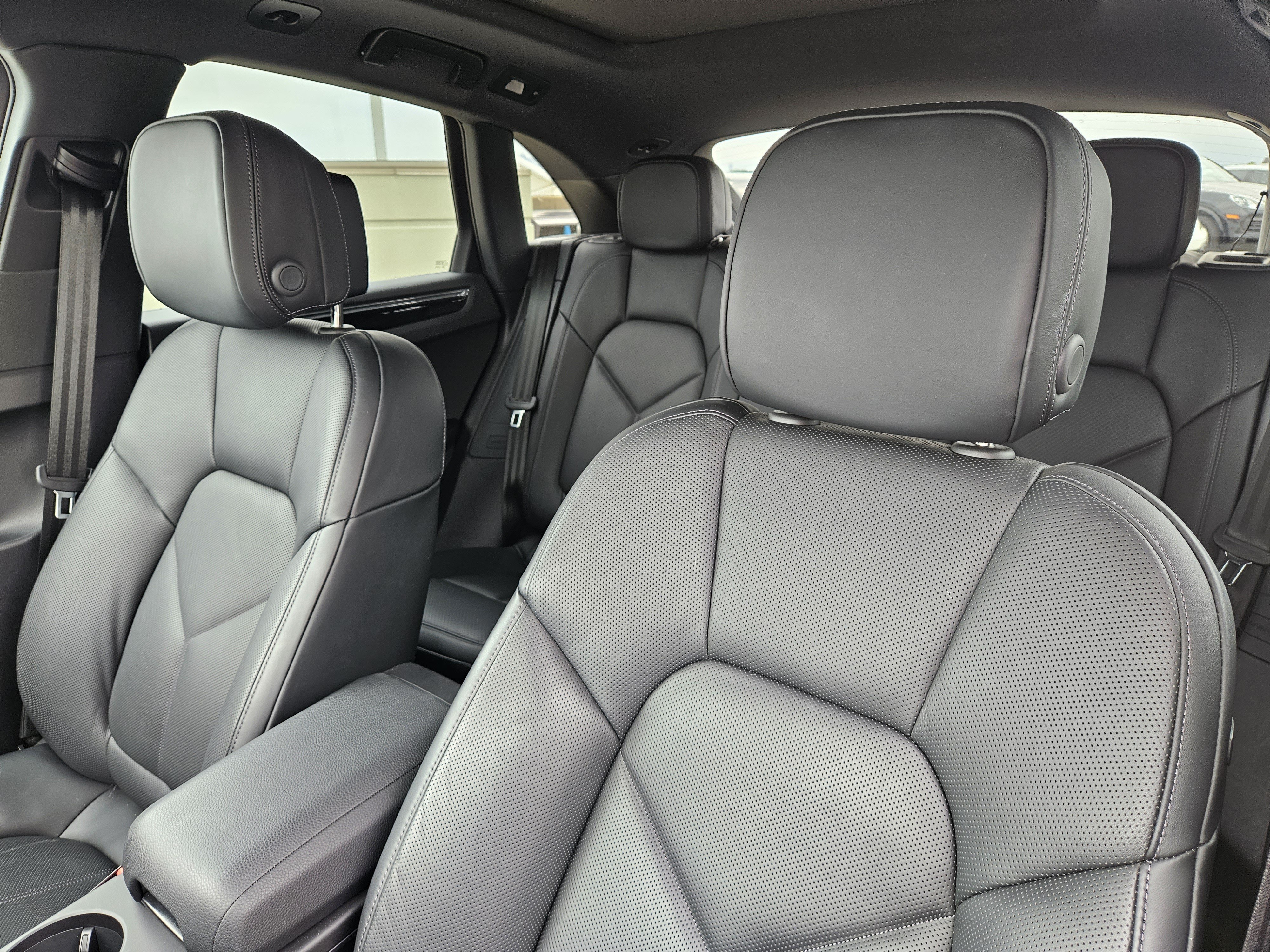 Certified 2026 Porsche Macan AWD/4WD image 6