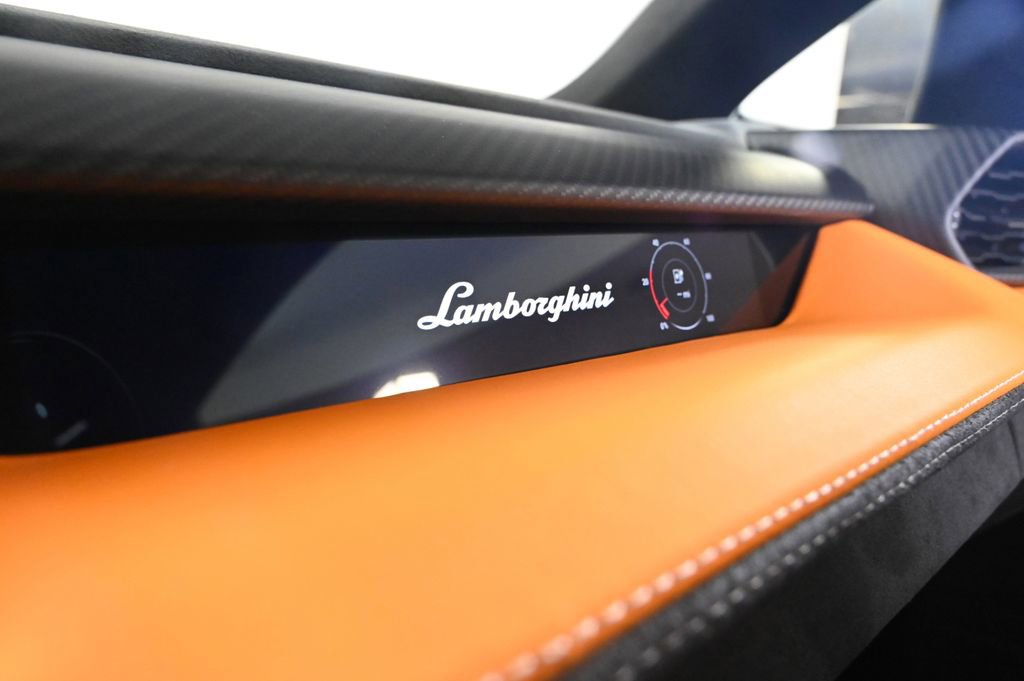 Used 2025 Lamborghini Revuelto image 21