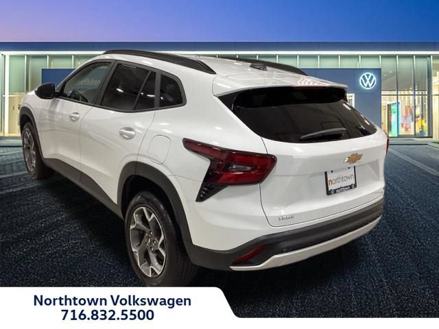 Used 2025 Chevrolet Trax LT FWD image 3