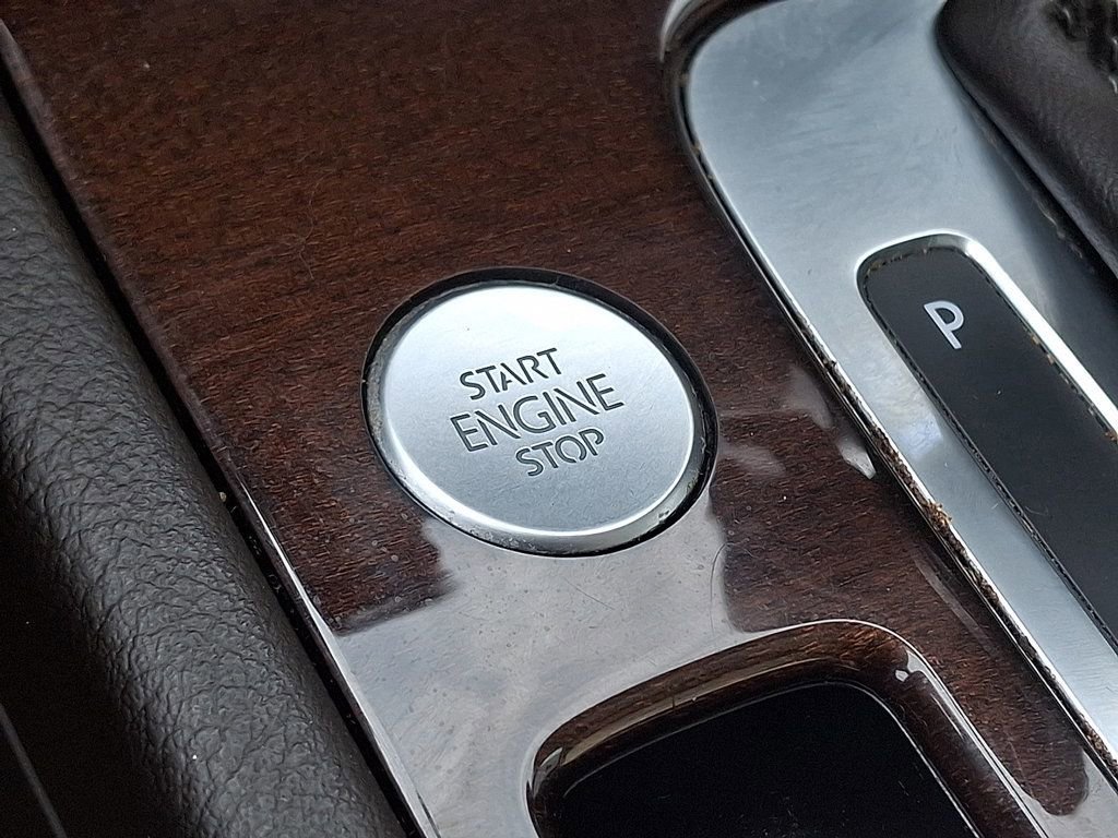 Used 2016 Volkswagen Touareg Sport image 24