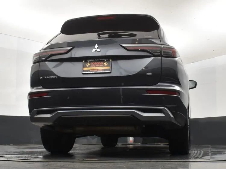 Used 2025 Mitsubishi Outlander SE image 13