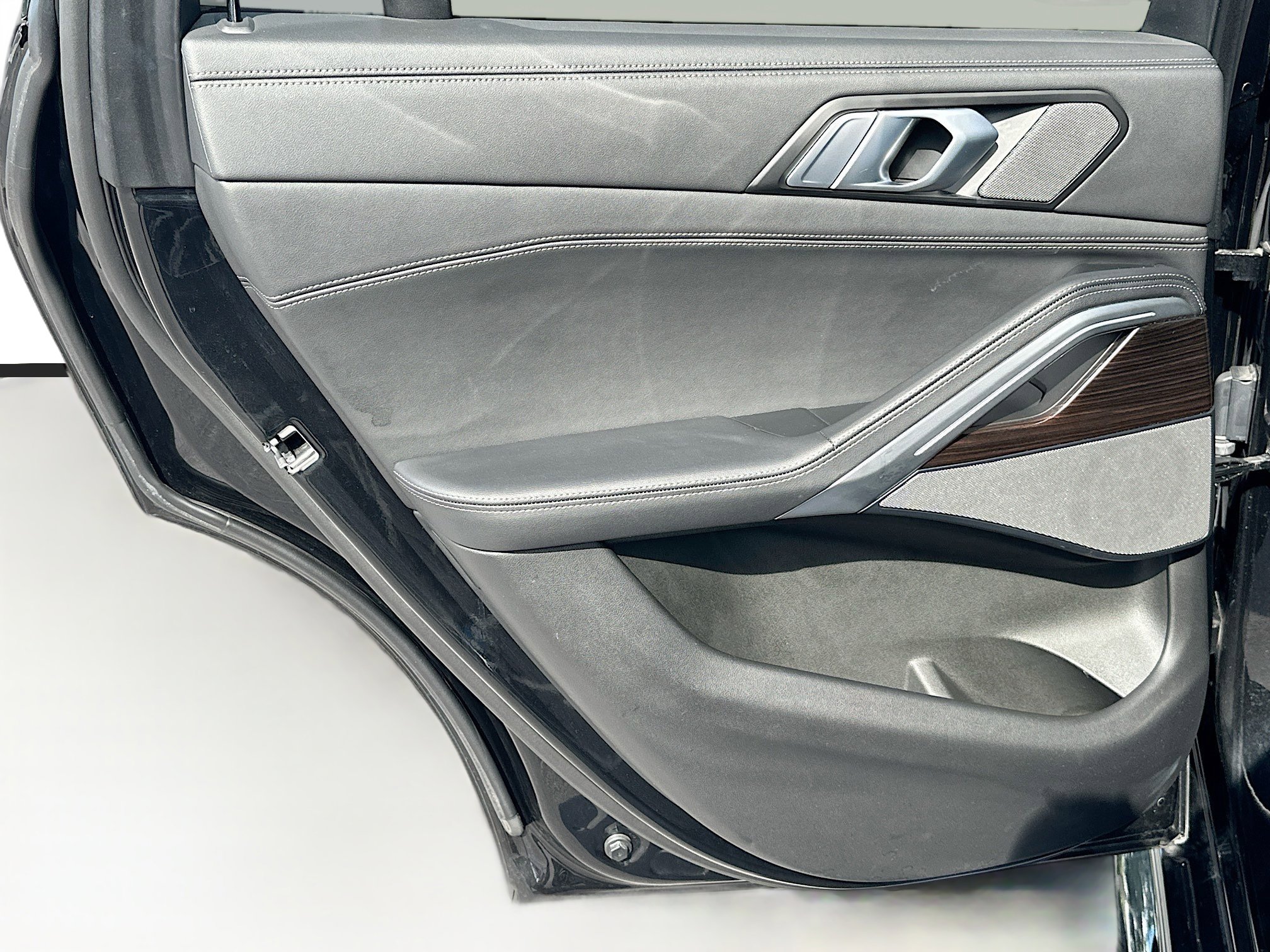 Used 2025 BMW X6 xDrive40i w/ Climate Comfort Package image 29