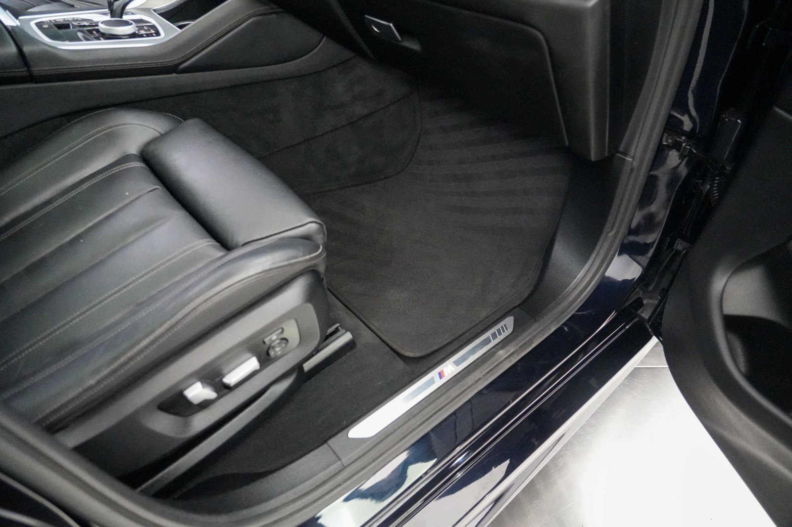 Used 2020 BMW X6 sDrive40i w/ Executive Package RWD image 27