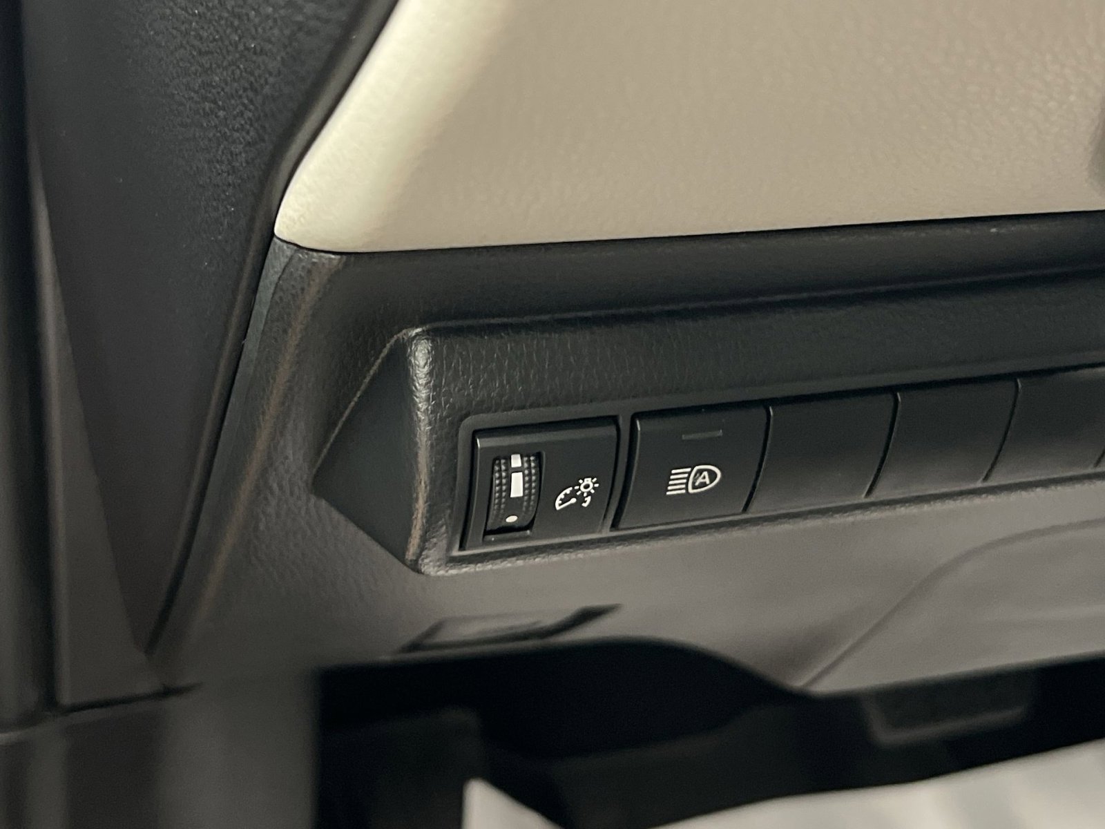 Used 2025 Toyota Corolla LE FWD image 27