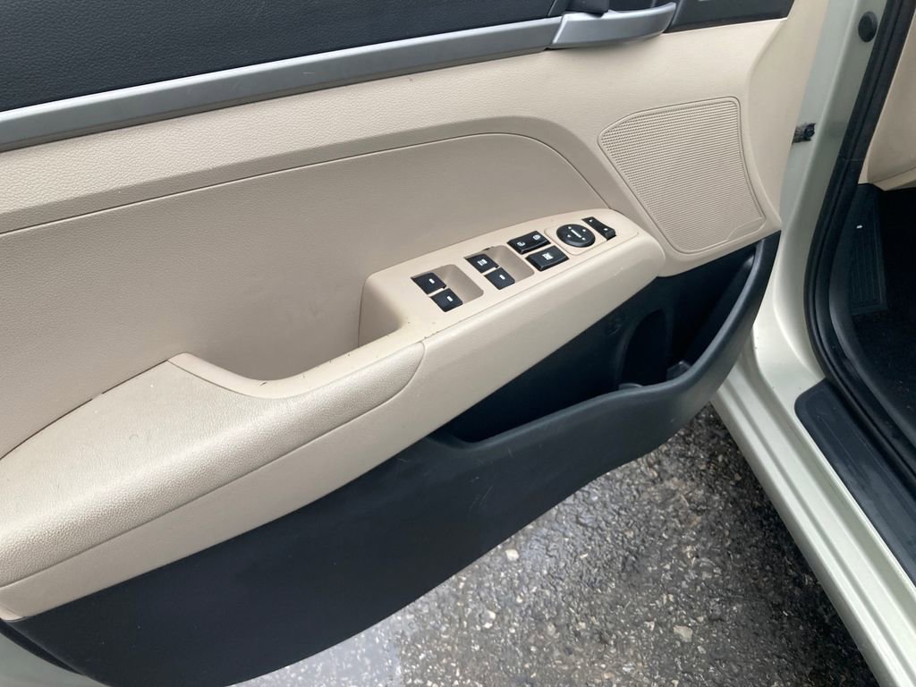 Used 2017 Hyundai Elantra SE w/ Cargo Package image 13