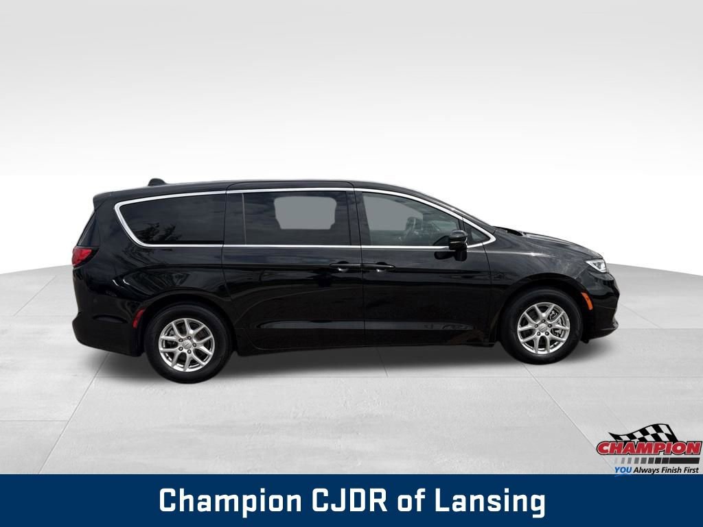 Used 2025 Chrysler Pacifica Select FWD image 14