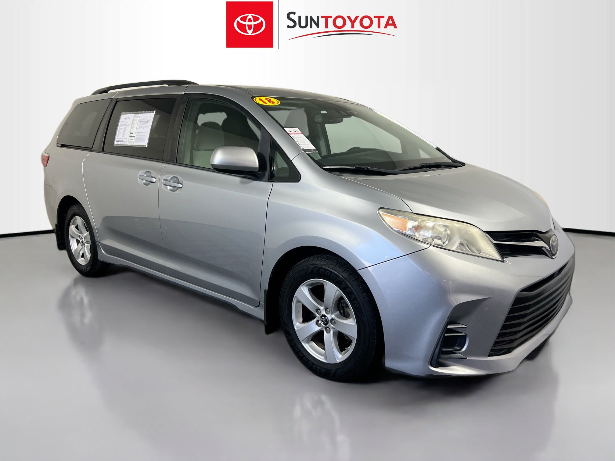 Used 2018 Toyota Sienna LE image 1