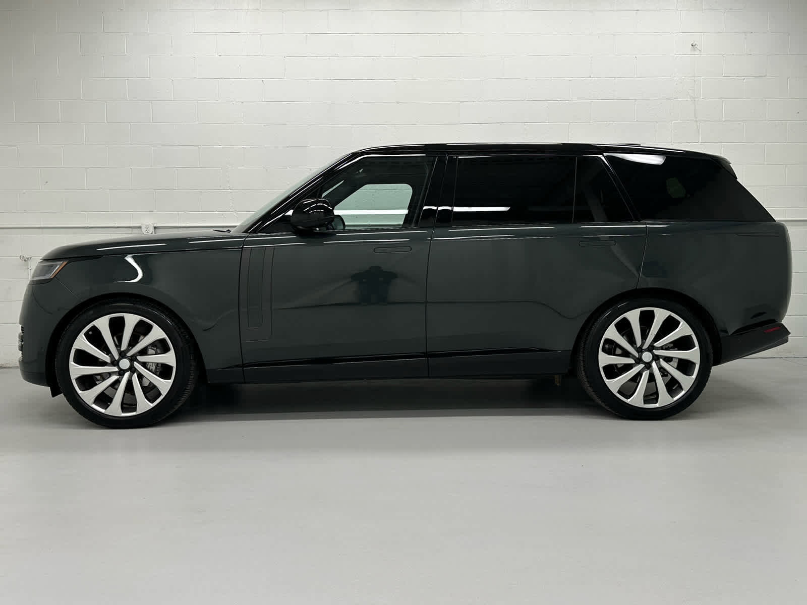 Used 2025 Land Rover Range Rover Long Wheelbase SE image 3