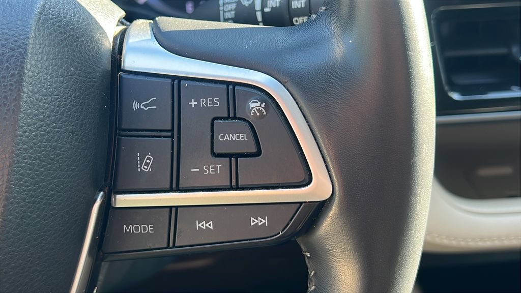 Used 2022 Toyota Highlander XLE FWD image 22