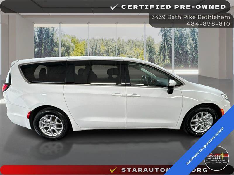 Used 2023 Chrysler Pacifica Touring-L FWD image 4